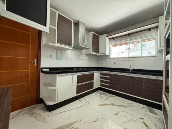 Imagem Casa à venda em Vitória da Conquista-BA, no bairro Felícia: 3 quartos, 1 suíte, 1 sala, 2 banheiros, 4 vagas de garagem, 123m².