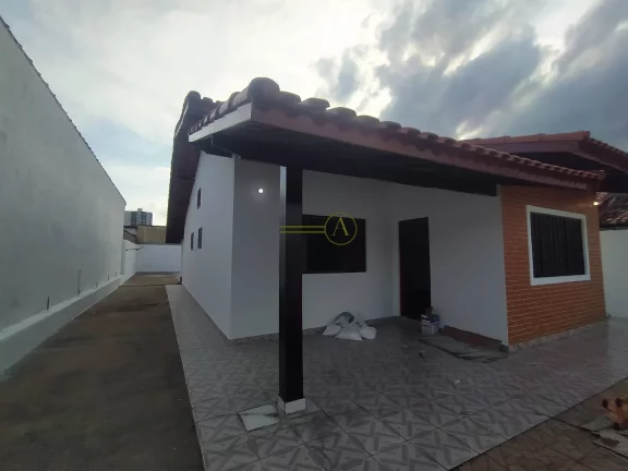 Imagem Casa térrea, 3 dorms, muito bem localizada à venda em Peruíbe