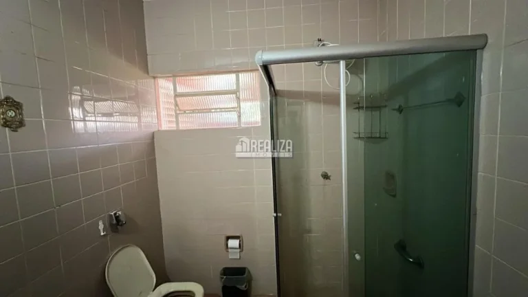 Imagem Casa ampla de 2 andares, próxima à Avenida Guilherme Ferreira, com 3 quartos incluindo 1 suíte