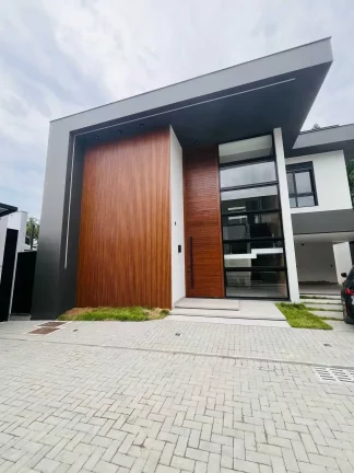Imagem Casa alto padrão com 3 suítes sendo 1 master e 5 vagas - América | Joinville/SC