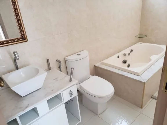 Imagem Casa de Cobertura à Venda no Bairro Grageru - Espaçosa com 370m² e Cobertura Livre de 100m²