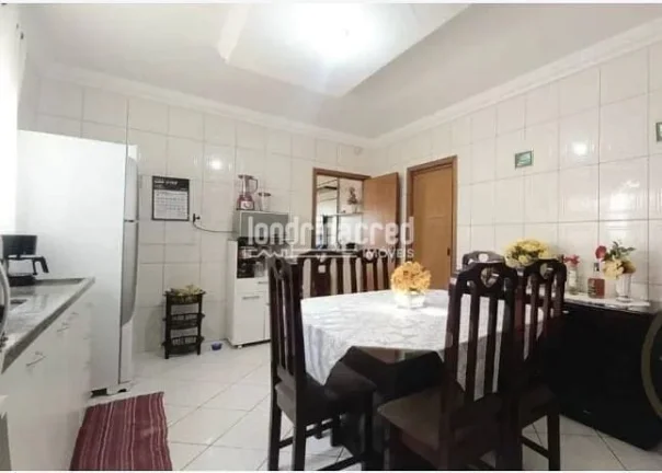 Imagem CASA NO JARDIM MONTE SINAI COM 03 QUARTOS SENDO 01 SUITE 02 BANHEIROS 4 VAGAS DE GARAGEM.