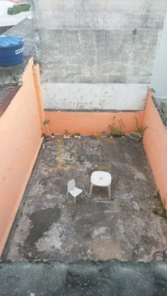 Imagem Sobrado precisando de reforma, com 2 dormitórios, sala, cozinha com armários e 1 banheiro. Possui ...