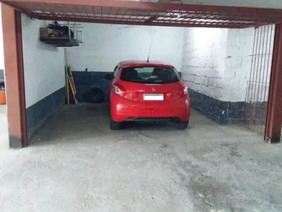 Imagem Na Cidade Baixa, térreo, 3 dormitórios, pátios e 3 vagas.