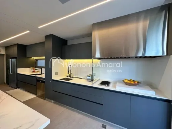 Imagem Magnífica e espaçosa casa à venda, com área construída de 360 m². A residência possui living ...