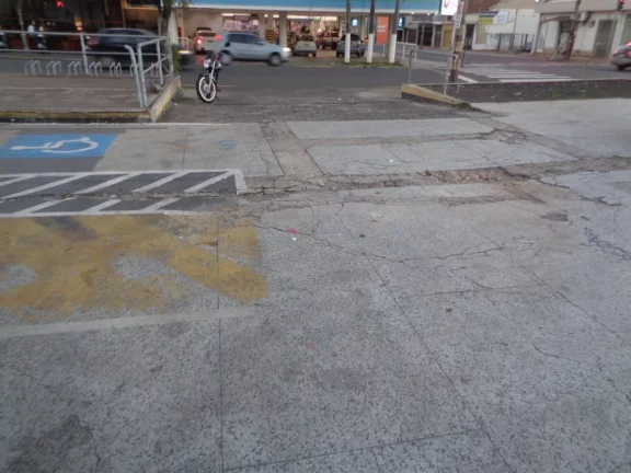 Imagem Barracão com 330m² de construção e 330m² de vagas localizado na Vila Rezende com banheiros e co...