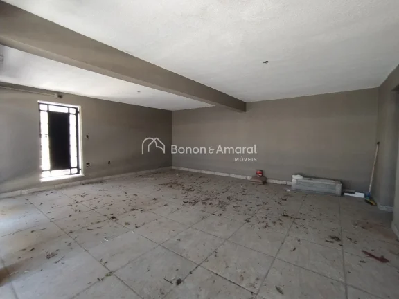 Imagem Casa com ótima planta, oferecendo muito potencial de personalização. Necessita de reformas, mas c...