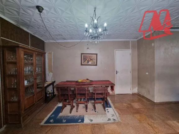 Imagem Casa com 5 dormitórios e pátio próximo à Redenção