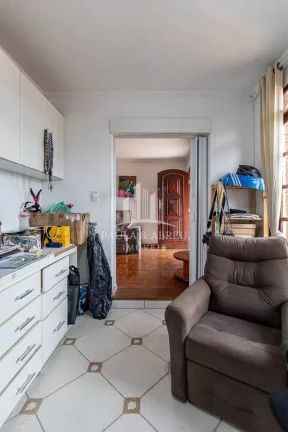 Imagem Excelente Assobradado de Esquina, 292m², 4 Quartos, 2 Suítes, 1 Vaga, Churrasqueira, Financia, está dividida em 2 casas, no Centro de Ribeirão Pires-SP
