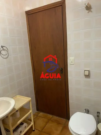 Imagem Ótima casa para aluguel de temporada em condomínio fechado a 100 metros da praia do Lázaro!!