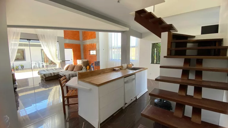 Imagem Casa mobiliada no Condomínio Caledônia com 4 dormitórios, sendo 1 suíte e 4 vagas de garagem em Camboriú