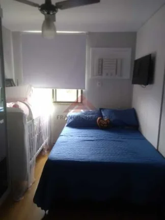 Imagem Francisco Egito vende Bom apartamento todo reformado,piso laminado na sala e nos quartos,banheiro com armário e box tipo blindex,sala ampla,cozinha m