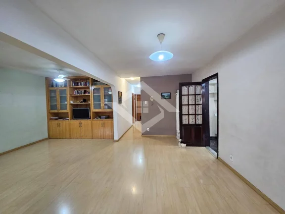 Imagem Casa à Venda na Taquara com 3 Quartos: Opção de Moradia e Negócios