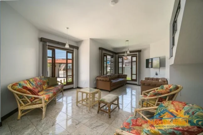 Imagem Sobrado com Piscina e 5 quartos