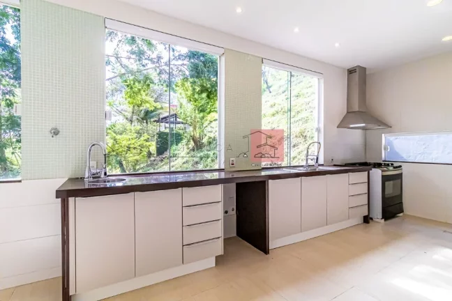 Imagem Casa Triplex com 436m² no melhor condomínio de Pendotiba.