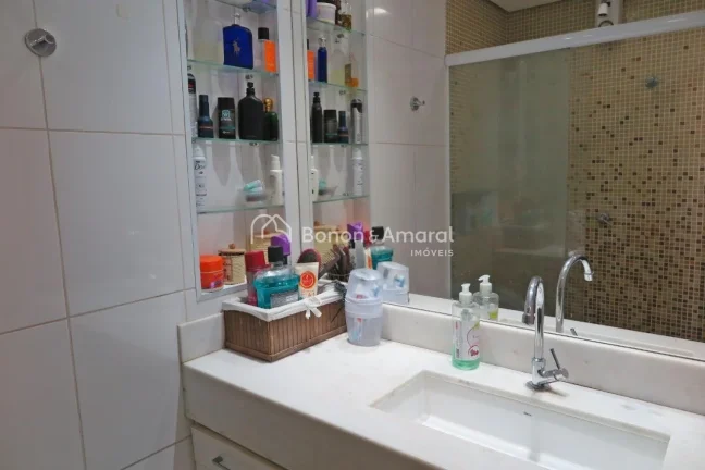Imagem Situado em uma das áreas mais desejadas do Taquaral, a poucos metros da charmosa Lagoa, este imóve...