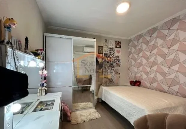 Imagem Casa em condomínio com 90 m². Possui 3 dormitórios, sendo 1 suíte, 3 banheiros, sendo 2 lavabos,...