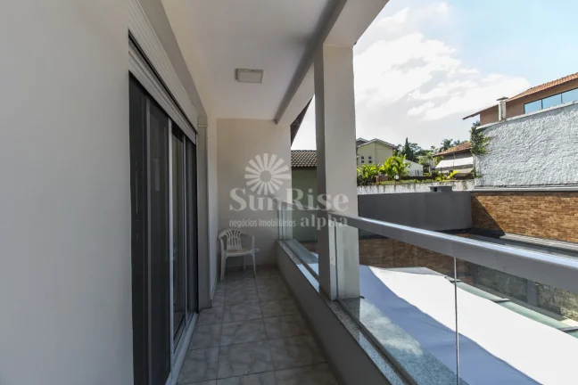 Imagem Casa a venda mobiliada e reformada - Alphaville 6 | 4 suítes - 4 vagas - 360m² AC - 360m² AT | R$2.990.000