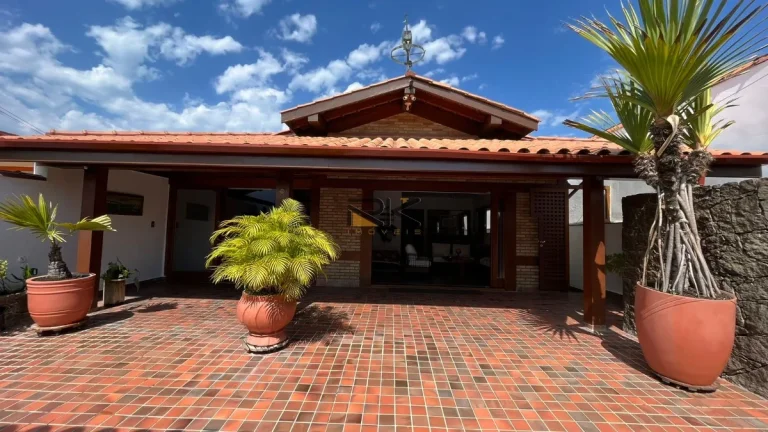 Imagem Casa com ampla sala 2 ambientes,3 dormitórios sendo uma suíte,edícula com mais 2 dormitórios e 1 banheiro,2 vagas de garagem