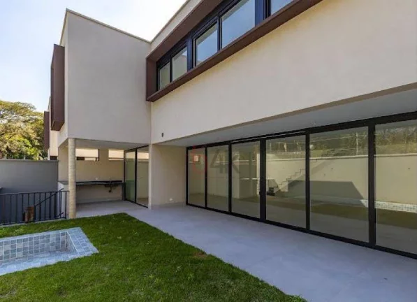 Imagem Casa alto padrão em condomínio fechado à venda.