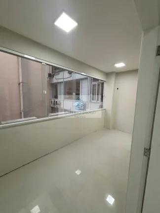Imagem Apartamento à venda em Copacabana-RJ: 3 quartos, 1 suíte, 1 sala, 3 banheiros, 120m² de área. Venha conferir!