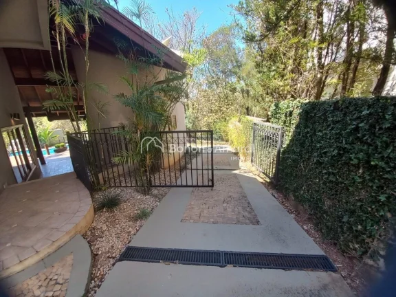Imagem Encante-se com esta belíssima casa que oferece 4 suítes, incluindo uma suíte master com hidro e d...