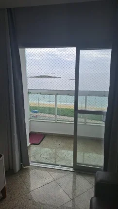 Imagem Vendo apartamento de três quartos com suíte na Rodovia do Sol de frente para o mar, andar alto, com duas vagas de garagem.