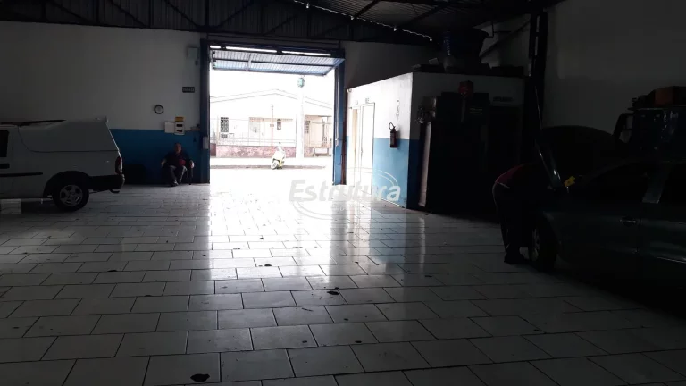 Exelente pavilhão com ótimo sobrado aos fundos