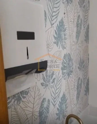 Imagem Sala comercial, piso frio, divisória, 2 banheiros, sacada e 1 vaga de garagem. 64m².
Ideal para es...