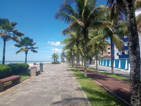 Imagem Casa, 3 dormitorios sendo 2 suites, sala e cozinha em espaço integrado, cozinha com movéis planejados, espaço gourmet com churrasqueira, 70 metros da praia. Orla da Praia com coclivia playground e monitoramento. Agende sua visita! WhatssApp (13) 99154-395