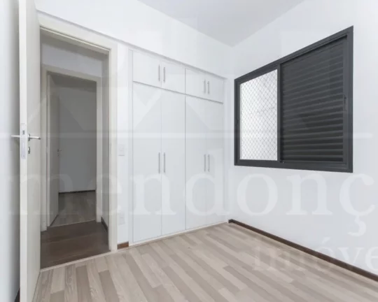 Imagem Apartamento com living para 02 ambientes, piso de tacos, 03 dormitórios, armários embutidos, banhe...