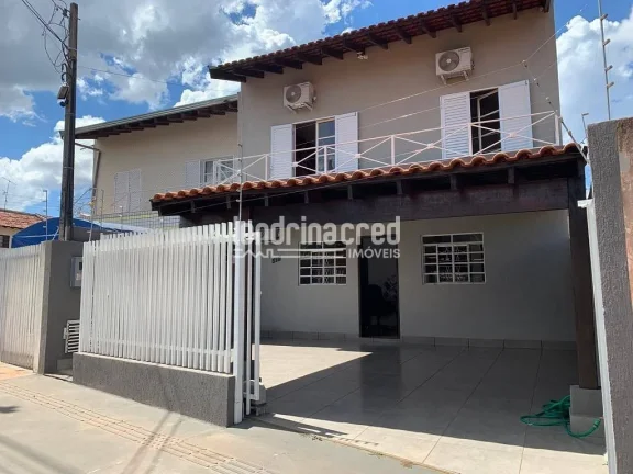 Charmoso Sobrado Geminado: 3 Quartos, 1 Banheiro + Lavabo, 2 Vagas, 115 m² com Energia Solar, Ar Condicionado e Ótima Localização Próxima à Av. São João!