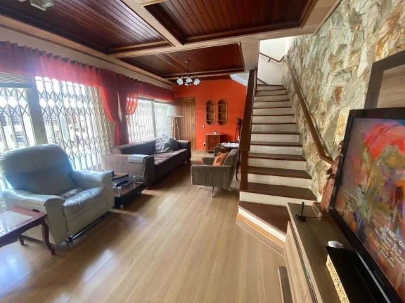 Imagem Venda, 176m2, Casa Principal Com 2 Suítes, Espaço Gourmet e Piscina, Sistema de Energia Solar, Trindade - Florianópolis/SC
