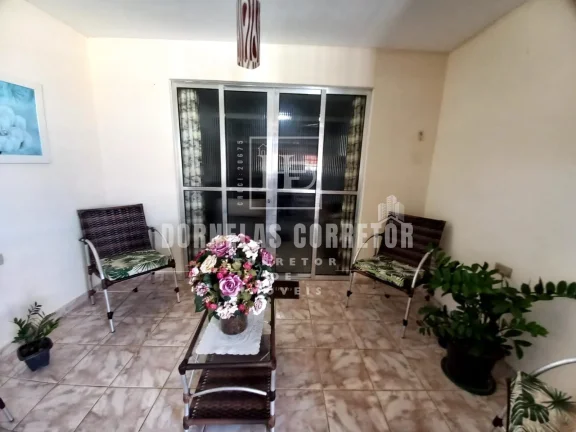 Imagem Excelente Casa de Esquina com Ambientes Amplos e Confortáveis