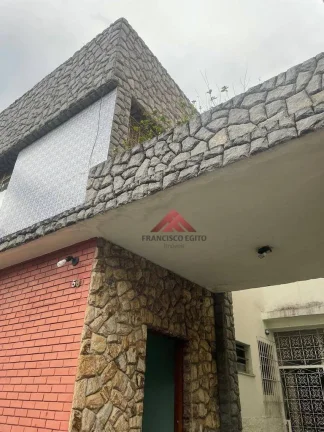Imagem asa no centro com varandão, 03 salas cinco quartos,dependencia completa ,copa cozinha,02 banheiros,duas suites,vaga para dois carros,excelente locali
