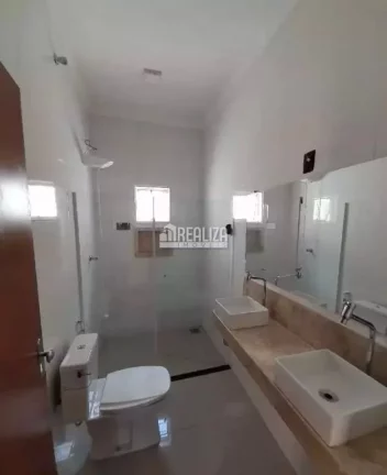 Imagem Casa à venda no Parque das Laranjeiras, Uberaba - 3 dormitórios, suíte, garagem e mais!