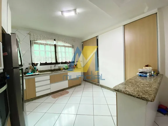 Imagem Sobrado 205m² com 3 Suítes, Churrasqueira e 6 Vagas de Garagem