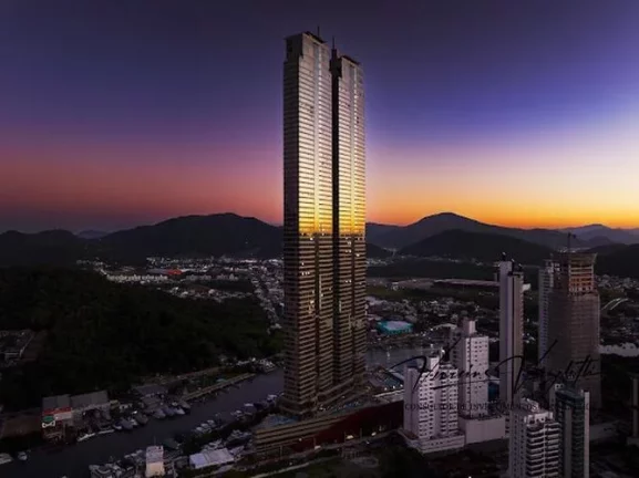Imagem Apartamento 4 ou + dormitórios para Venda em Balneário Camboriú / SC no bairro Centro
