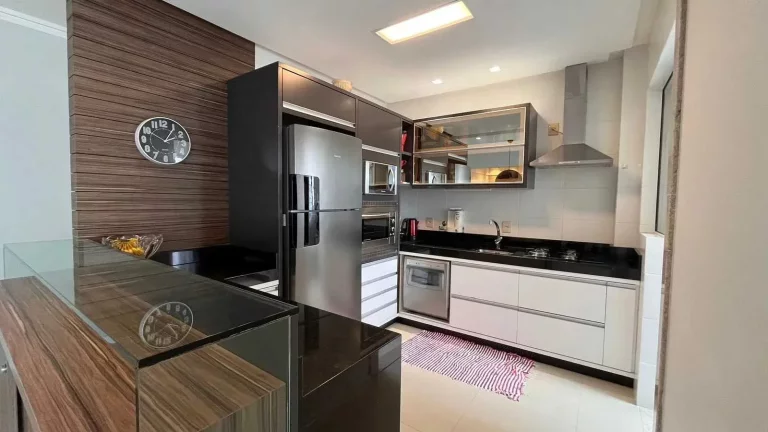 Imagem Apartamento com 2 dormitórios sendo 1 suíte e 2 vagas de garagem no Centro de Balneário Camboriú/SC