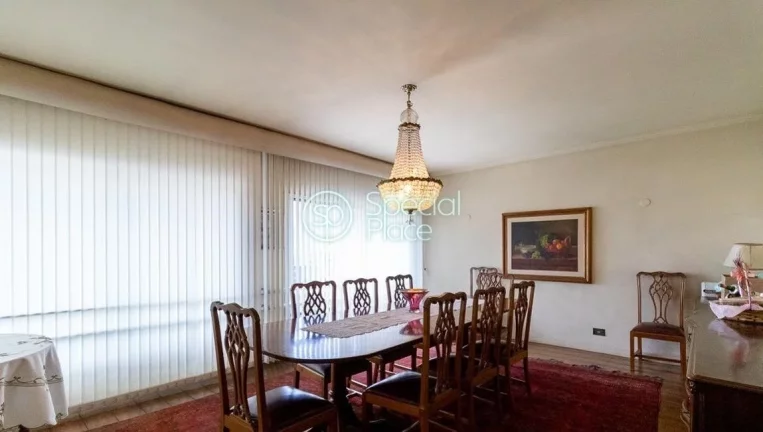 Imagem Apto com pé direito alto e rico em iluminação e ventilação natural. Possui 352m² muito bem dis...
