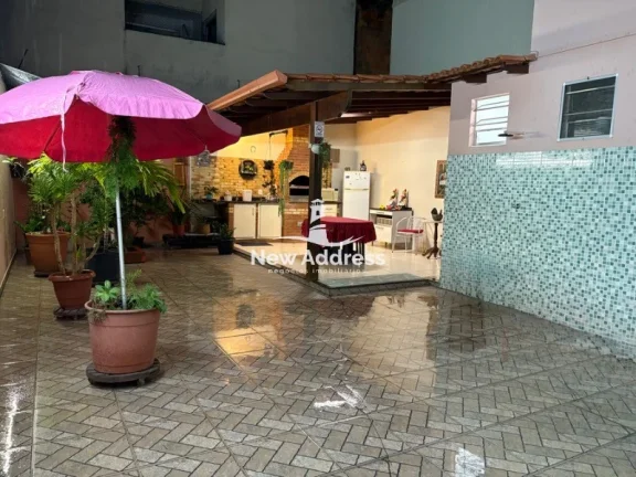 Imagem No Jockey, duas casas em um só imóvel com área gourmet: more com a família, alugue ou transforme em duplex. Comércio e serviços a poucos passos.