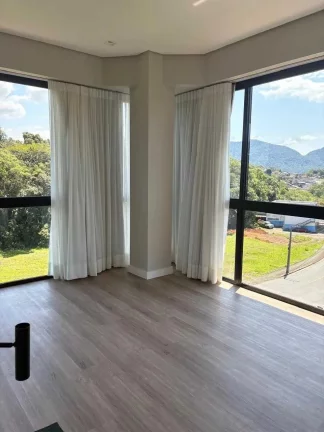Imagem Casa alto padrão com 3 dormitórios sendo 1 suíte e 2 vagas em Jaraguá do Sul /SC