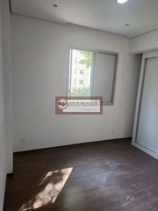 Imagem Alugo oportunidade, condomínio clube na região do Morumbi. Apartamento de 70m², com 3 dormitórios com Armários, sendo 1 Suíte, 2 banheiros, Cozinha americana com armários, 2 Vargas de garagem cobertas, mercadinho no condomínio, lazer completo por um valor