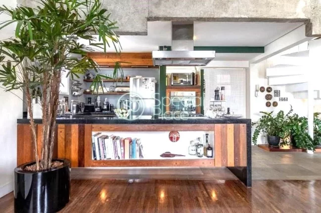 Imagem Cobertura reformadíssima com 155m² em Perdizes. Primeiro piso - sala para dois ambientes com sacad...