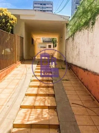 Imagem Casa térrea à venda com 12 quitinetes no fundo.