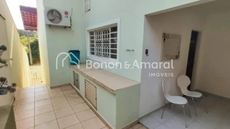 Imagem Casa com vista panorâmica para bosque, construída em rua tranquila sem saída. Na área social, en...