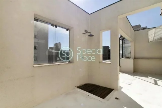 Imagem Cobertura duplex com 192m² localizada em uma rua pequena e tranquila, próxima do Shopping Iguatemi...