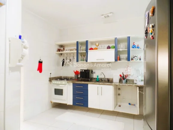 Imagem Térrea, bem localizada, em rua tranquila.
Sala para 2 ambientes, lareira, lavabo, escritório, 3 su...