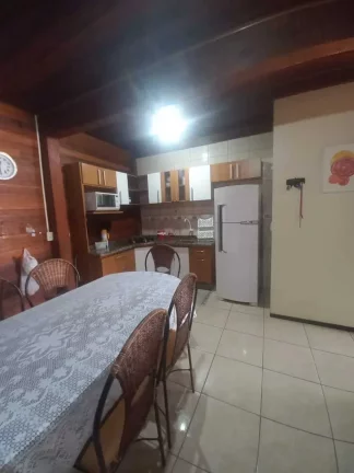 Imagem Casa com 3 dormitórios sendo 1 suíte e 2 vagas de garagem em Penha/SC