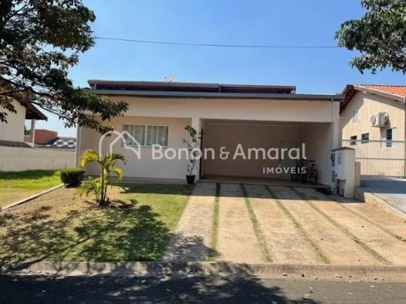 Imagem .Casa conta com sala de estar; sala de jantar com cozinha integrada; despensa; área de serviço; um...